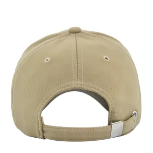 Détail arrière d'une casquette en coton kaki avec boucle métallique réglable et coutures