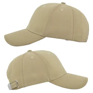 Détail de la casquette en coton kaki montrant le profil latéral et la boucle en métal