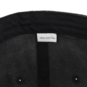 Gros plan sur l'étiquette 100% coton et les coutures intérieures de la casquette NASA