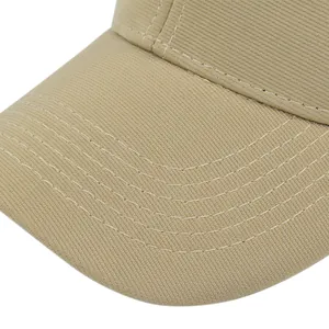 Gros plan détaillé montrant les coutures renforcées et la texture premium du bonnet kaki