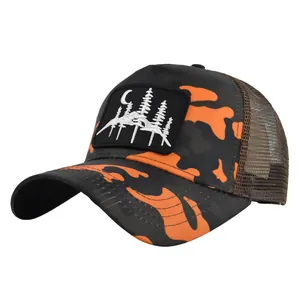 Detail der Camouflage Trucker Cap mit Mesh-Einsätzen und Wald-Stickerei-Aufnäher