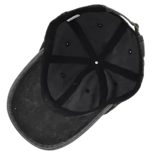 Vue détaillée de l'intérieur d'une casquette en coton avec bandeau et boucle réglable