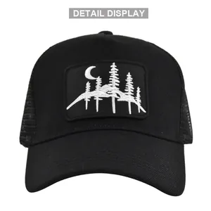 Detailansicht der schwarzen Trucker-Cap mit Wald-Stickerei und atmungsaktivem Mesh-Gewebe