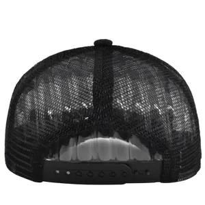 Detailansicht des schwarzen Snapback-Verschlusses und des Mesh-Materials am Trucker Hat