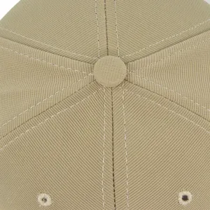 Détails de la calotte de casquette en coton kaki avec œillets brodés et coutures