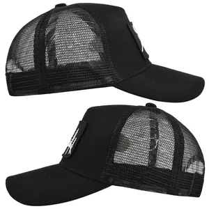 Detail der schwarzen Trucker Cap mit quadratischem Tier-Aufnäher auf Baumwolltwill