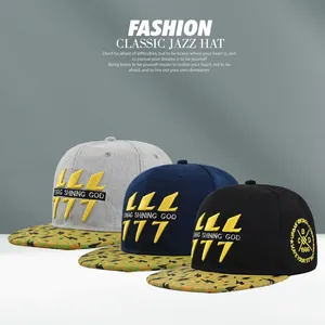 Détails des broderies sur casquettes snapback avec motif éclair et écussons sur les côtés