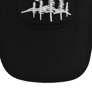 Detailaufnahme der weißen Pinienstickerei auf einer schwarzen Mesh-Trucker-Mütze