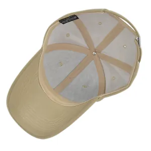Détails intérieurs d'une casquette en coton montrant coutures renforcées et étiquette