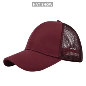 Détail de la casquette queue de cheval bordeaux avec maille respirante et visière incurvée