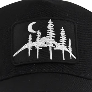Schwarze Trucker-Cap mit Forest-Stickerei-Patch und Mesh-Einsatz für Outdoor-Sport