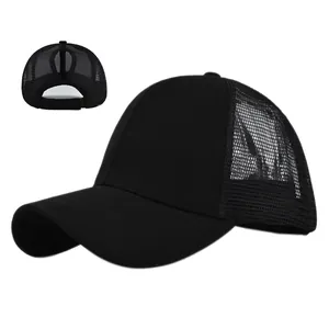 Détail de casquette de baseball en mesh avec ouverture spéciale pour queue de cheval