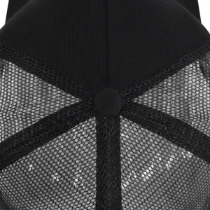 Makro-Detail des schwarzen Mesh-Gewebes und der verstärkten Nähte an der Trucker-Cap