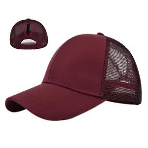Détail de la casquette filet rouge bordeaux avec maille et ouverture pour queue de cheval