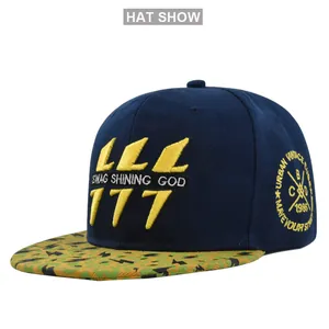 Détail de la visière camouflage éclair jaune et broderie 3D sur casquette snapback