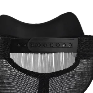 Nahaufnahme des verstellbaren schwarzen Snapback-Verschlusses und Mesh-Gewebes am Trucker Cap
