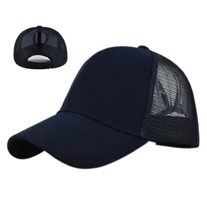 Détail de la casquette queue de cheval bleu marine avec maille respirante et ouverture