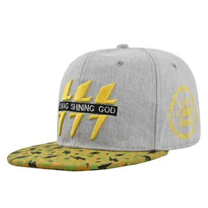 Casquette snapback grise avec broderie 777 et visière camouflage éclair jaune style urbain