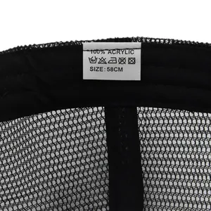 Detailansicht des 100% Acryl Waschetiketts und 58cm Größenetiketts einer schwarzen Netzkappe