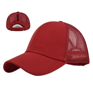 Détail de l'ouverture pour queue-de-cheval et du filet de la casquette de baseball rouge