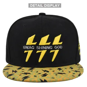 Détail de la broderie 3D et visière léopard sur une casquette snapback de rue