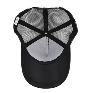Detail des Innenetiketts aus 100% Acryl und des Mesh-Gewebes der schwarzen Trucker-Cap