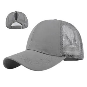 Détail de l'ouverture pour queue-de-cheval et du filet arrière de cette casquette grise