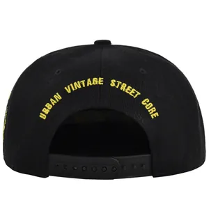Détail de la patte de réglage arrière et broderie jaune sur casquette de baseball noire