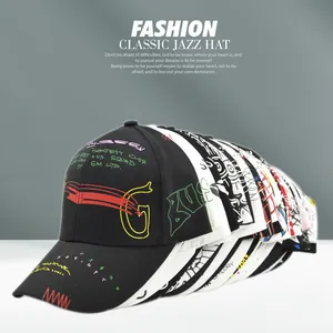 Dettaglio del ricamo graffiti colorato su diversi cappellini da baseball in cotone stile street