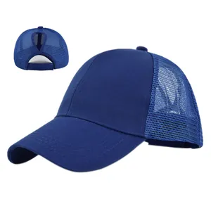 Détail de la casquette filet bleu marine avec ouverture pour queue de cheval arrière