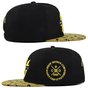Vue détaillée de casquette Route 66 avec visière camouflage jaune et broderie Swag God