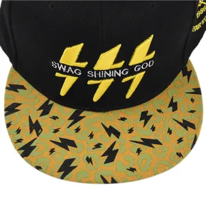 Détail de la broderie éclair 3D jaune et du texte sur une casquette camouflage