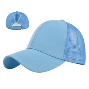 Casquette en maille bleu clair avec ouverture queue de cheval et fermeture velcro réglable