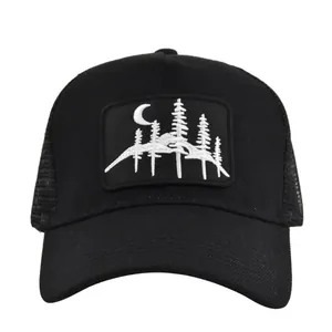 Schwarze Trucker Cap mit aufgesticktem Naturmotiv-Patch und atmungsaktivem Netzelement