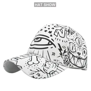 Dettaglio cappello bianco con graffiti neri stile street art e visiera curva