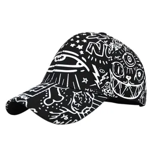 Berretto da baseball graffiti con motivi a fumetti bianchi e neri e stile street art