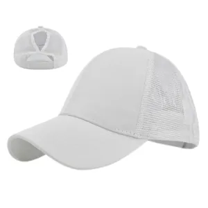 Détail de casquette en maille blanche avec ouverture pour queue de cheval haute et velcro