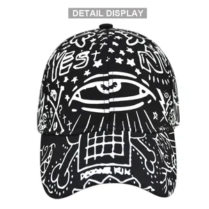 Dettaglio del cappello in rete nera con ricami graffiti bianchi e toppe in stile street wear