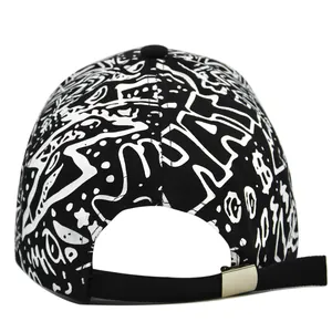Dettaglio della fibbia in metallo e della stampa graffiti sul retro del cappellino