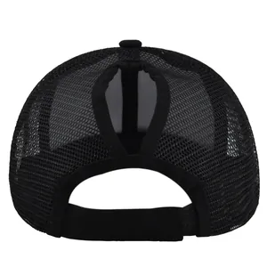 Détail de la casquette filet respirante avec trou pour queue de cheval et sangle velcro