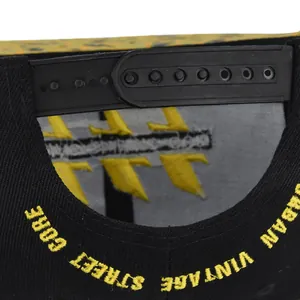Détail de la fermeture snapback réglable sur casquette baseball avec broderie jaune