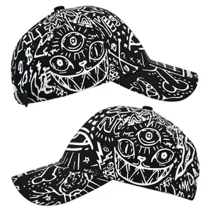 Vista laterale del cappellino graffiti nero con stampa gatto a tre occhi e fibbia regolabile