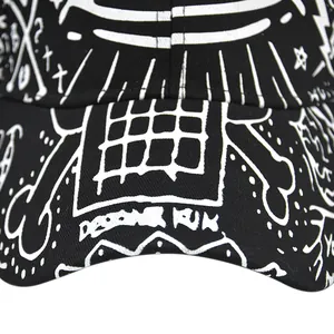 Dettaglio del berretto da baseball punk nero con ricami graffiti bianchi e stelle