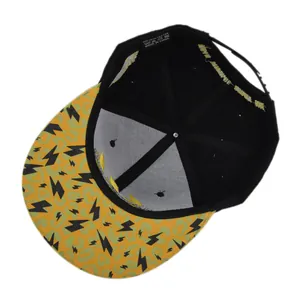 Vue détaillée de l'intérieur de la casquette snapback en polyester et visière imprimé léopard