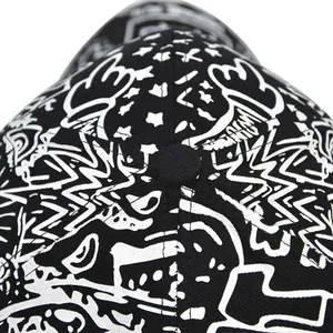 Dettaglio della parte superiore del cappellino con motivo graffiti bianco e nero e stelle