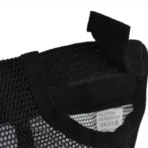Détail de la casquette résille noire avec fermeture velcro et étiquette d'entretien