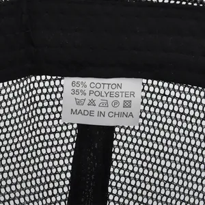 Détail de l'étiquette d'entretien montrant la composition 65 % coton de la casquette