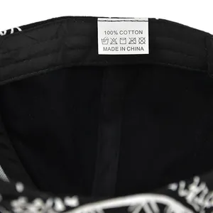 Dettaglio dell'etichetta interna in 100% cotone del cappellino ricamato Route 66