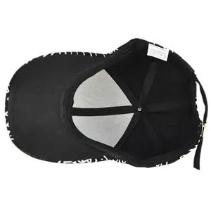 Dettaglio dell'etichetta 100% cotone e struttura interna del cappellino da baseball
