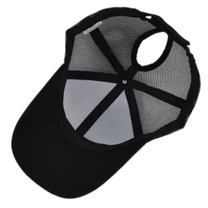 Détail de la casquette filet noire respirante montrant l'ouverture pour queue de cheval